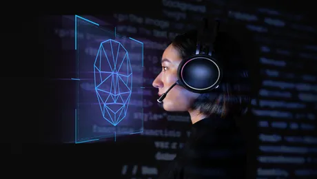 Programadora escaneando su rostro con tecnología biométrica